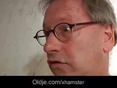 Una bella ragazza russa si masturba con vibratore enorme video hard amatoriale italiano