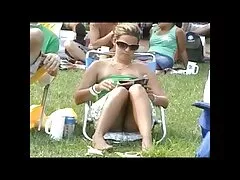 Una ragazza con una figura di straordinario video hard italiani amatoriali salto nel bagagliaio dell'uomo